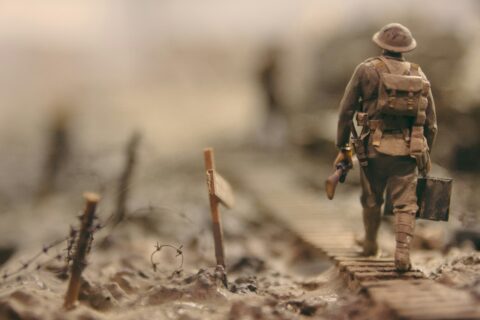 Soldatenfigur läuft Steg entlang