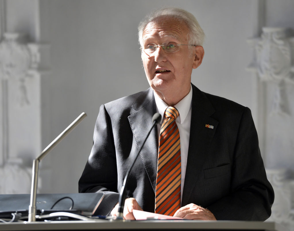 Prof. Dr. Gotthard Jasper bei einer Rede in der Orangerie (Bild: Harald Sippel)