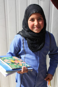 Ein junges Mädchen geht zur Schule. Wie sehr sie sich darüber freut, ist offensichtlich. (Bild: Petra Bendel)