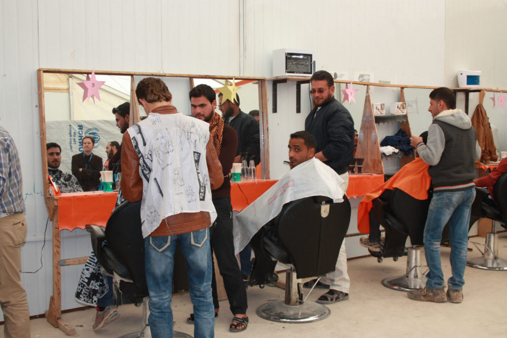 Junge Männer lernen den Friseur- und Barbierberuf, den man im Flüchtlingscamp sehr gut gebrauchen kann. (Bild: Petra Bendel)