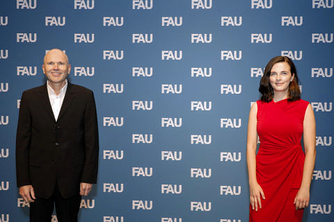 Prof. Dr. Dirk Holtbrügge und Laura Kirste bei der Vergabe des ALEX Lehrpreises am Dies Academicus 2020.