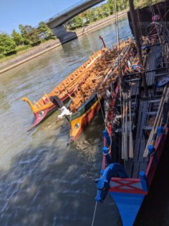 Fest miteinander vertäut - Die Römerboote Regina aus Regensburg und die beiden FAU-Boote Danuvina alacris und F.A.N. (Bild: FAU/Alexander Hilverda)