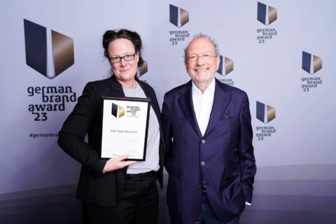 Chief Brand Officer der FAU, Silke Sauer, und Markendesigner Claus Koch bei der Verleihung des German Brand Award in Berlin. (Bild: German Brand Award)