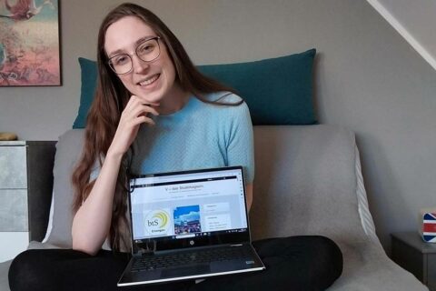 Chefredakteurin von „V – Das Studimagazin" Svenja Plannerer zeigt den Blog an ihrem Laptop