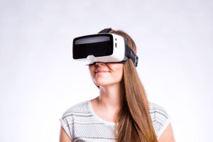 Frau mit VR-Brille.