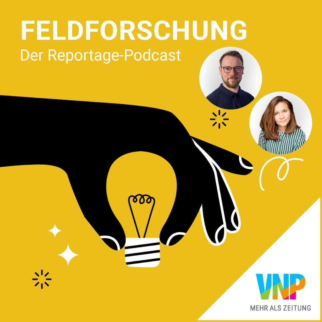 Illustrierte Hand hält Glühbirne. Fotos von den beiden Redakteurinnen des Verlags Nürnberger Presse mit Logo VNP. Titel Feldforschung. Der Reportage-Podcast