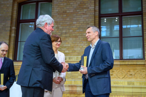 Die Auszeichnung für die Alexander von Humboldt-Professur wird an Benoit Ladoux überreicht. Bild: Humboldt-Stiftung/David Ausserhofer