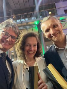 FAU-Präsident Hornegger mit Humboldt-Professorin Michaela Mahlberg und Humboldt-Professor Benoit Ladoux