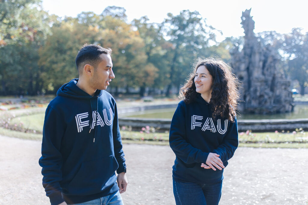 Zwei FAU-Studierende im Gespräch