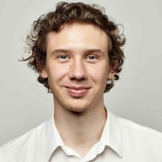 Julian Windeck (Informatik): "Ich freue mich schon, motivierte Studenten mit ähnlichen Interessen aus ganz Bayern kennenzulernen und durch das intensive Programm der BEA langfristige Kooperationen und Freundschaften zu knüpfen. Besonders spannend und überzeugend am Curriculum finde ich die regelmäßigen Abende mit Persönlichkeiten und Führungspersonen aus allen möglichen gesellschaftlichen Bereichen, von Vorstandsmitgliedern der Automobilkonzerne bis hin zu Vertretern anderer Nationen. Ihre Lebenserfahrungen sind oft besonders eindrücklich und lehrreich, und ich erhoffe mir, daraus wertvolle Einsichten und Erkenntnisse für meine eigene Weiterentwicklung zu gewinnen."