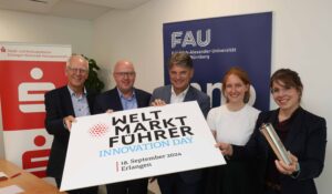 Gruppenbild v.l. Prof. Dr. Siegfried Balleis, Vorsitzender Universitätsbund Erlangen-Nürnberg e. V., Johannes von Hebel, Vorsitzender des Vorstands der Sparkasse, Prof. Dr. Joachim Hornegger, FAU-Präsident, Dr. Anne Hartebrodt, Department Artificial Intelligence in Biomedical Engineering (AIBE) der FAU, Prof. Dr. Susanne Lehner, Leitung des Lehrstuhls für Elektrische Energietechnik an der FAU mit einer auf Leistung optimierte LFP-Standardzelle. Bild: FAU/Kurt Fuchs