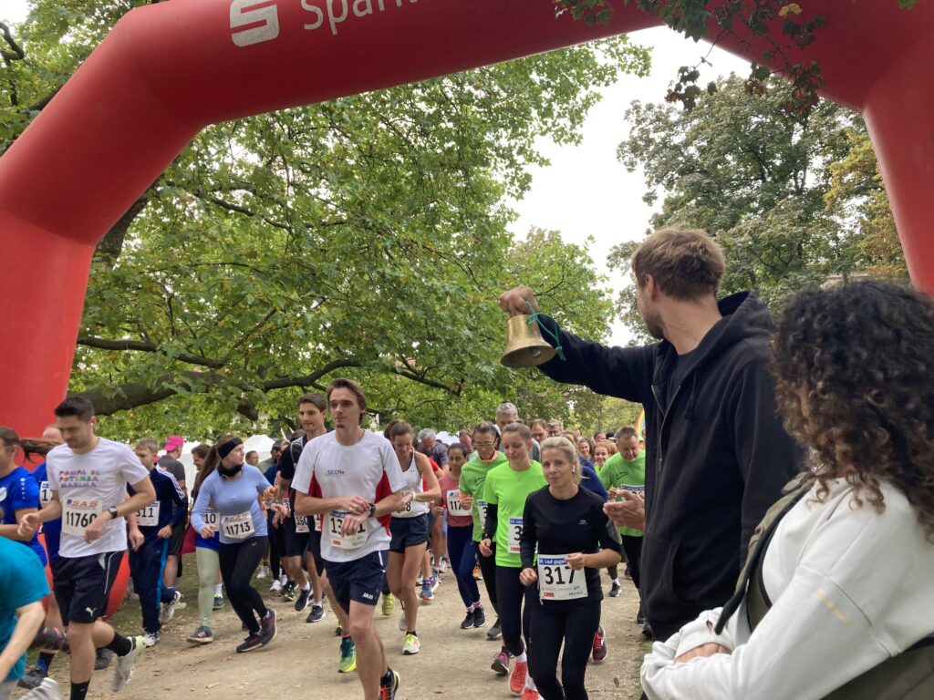 Läuferinnen und Läufer beim Lauf gegen Krebs im Schlosspark der FAU.