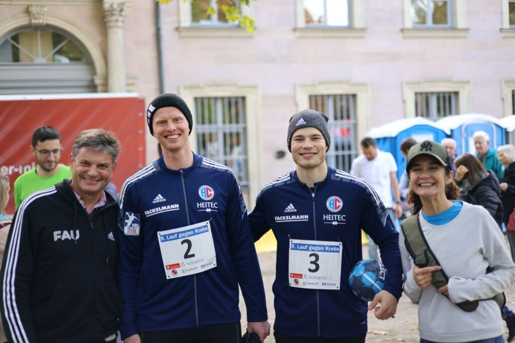 Der Präsident mit Läufern beim Lauf gegen Krebs im Erlanger Schlossgarten