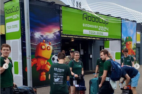 Die Hochschulgruppe Robotics Erlangen (@roboticserlangen) ist dieses Jahr nach Eindhoven zum Robocup (@robocup2024) gefahren, um mit ihrem Team aus Fußball-Robos anzutreten.