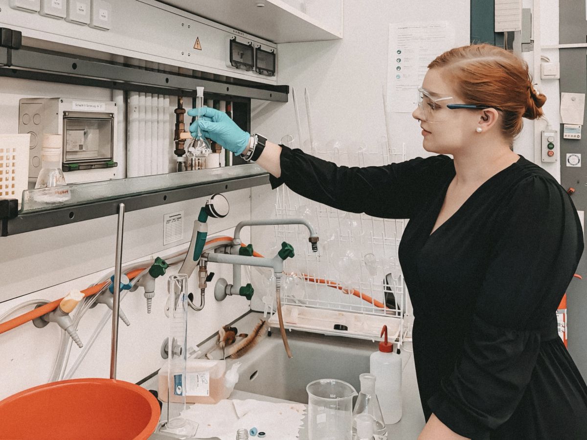 Physics student Anabel Kummer in the lab