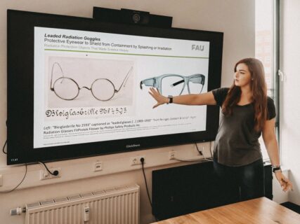 Physikstudentin Anabel Kummer erklärt anhand eine PowerPoint