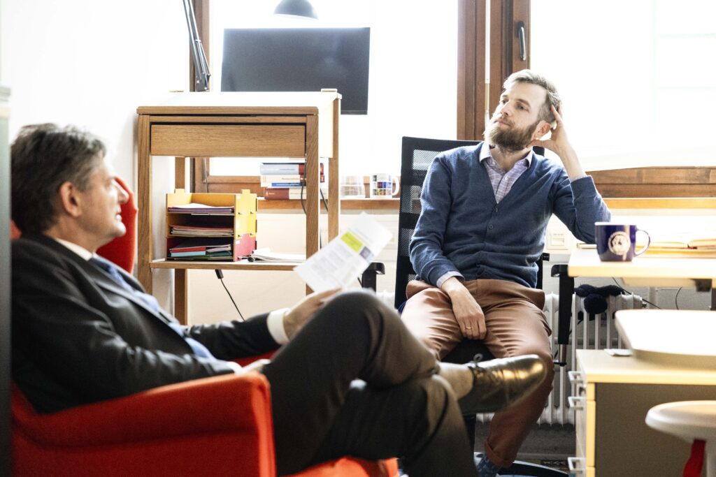 FAU Präsident Hornegger und Prof. Fuhrmann unterhalten sich in dessen Büro.