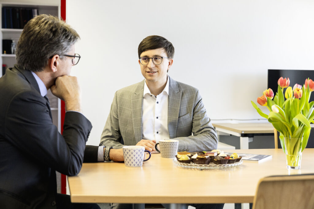 Professor Dr. Benedikt Morschheuser im Gespräch mit FAU Präsident Joachim Hornegger.