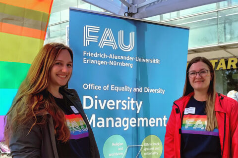 Marlene Compton, Initiatorin des Queer Staff Networks der FAU und Harriet Ziegler, Referentin für Diversity Management an der FAU.