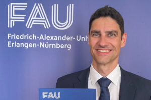 Prof. Dr. Florian Risch, Professur für Montagetechnologien elektrischer Energiespeicher, mit seiner Ernennungsurkunde.