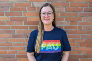 Die Diversitybeauftragte der FAU im Regenbogen-FAU-Shirt