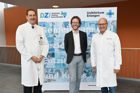 Prof. Dr. Markus F. Neurath und Prof Dr. med. univ. Georg Schett in weißen Arztkitteln. Prof. Dr. Leonhard Möckl in schwarzem Sacko in ihrer Mitte.