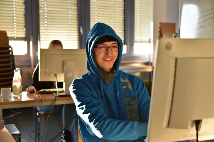 Student als Hacker mit über dem Kopf gezogenem Hoodie