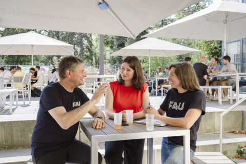 Joachim Hornegger unterhält sich mit Johanna Hojer und Melanie Viebahn.