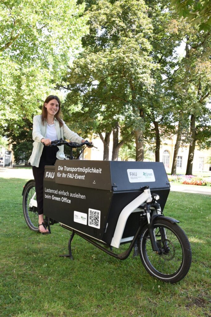 Frau auf Lastenrad des Green Office der Friedrich-Alexander-Universität Erlangen-Nürnberg