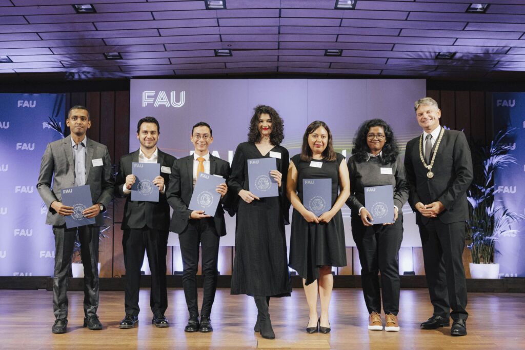 Preisträgerinnen und Preisträger des President’s Welcome Award der FAU auf der Bühne gemeinsam mit dem FAU-Präsidenten.