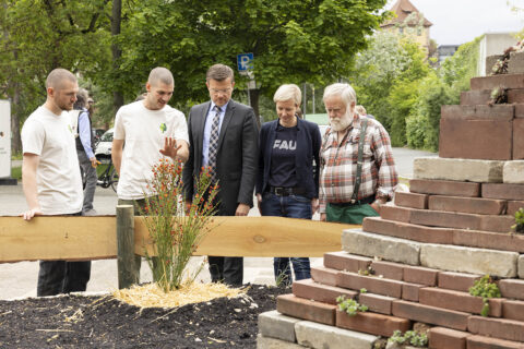 Nürnbergs Oberbürgermeister Markus König und Iris Dieterich (m.) mit einem Gärtner und den Ideengebern der FAU WiSo Oase, Jonas und Niklas Götz (beide l.). (Bild: FAU/Giulia Iannicelli)