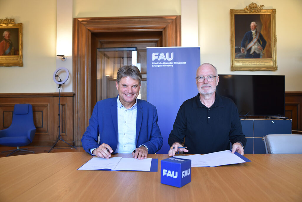 FAU-Präsident Joachim Hornegger (l.) und Klaus Stegemann vom Förderverein "Zukunftsfähig durch Bildung" unterschreiben die Fördervereinbarung.