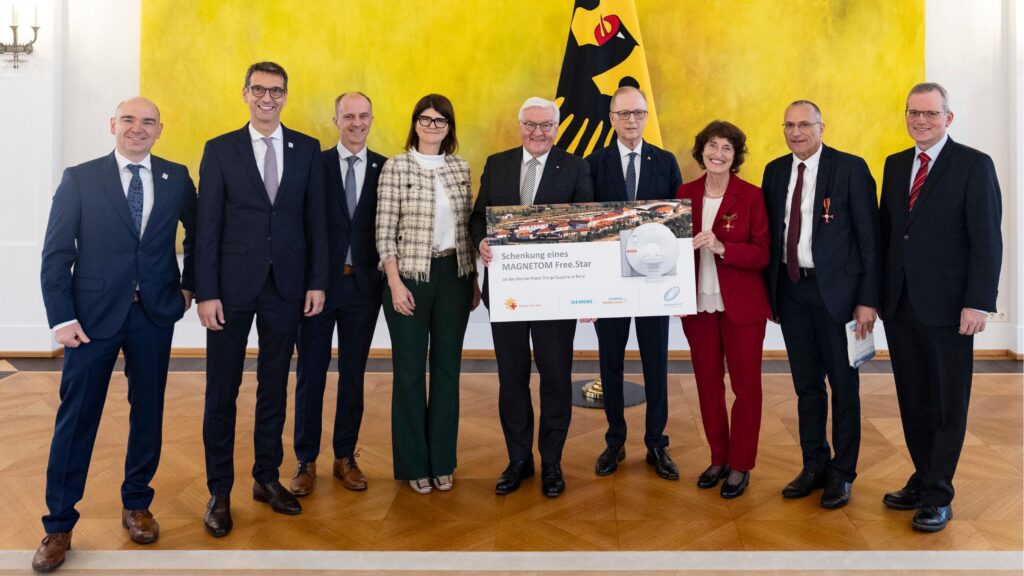 Symbolische Spendenübergabe im Schloss Bellevue (v. l. n. r.): Dr. David Grodzki (Siemens Healthineers), Prof. Dr. Michael Uder (Uniklinikum Erlangen), Dr. Stephan Biber, Elisabeth Staudinger (beide Siemens Healthineers), Bundespräsident Frank-Walter Steinmeier, Augusto Arzubiaga Scheuch (Botschafter der Republik Peru in Deutschland), Dr. Marina John, Dr. Klaus-Dieter John (beide Gründer Diospi Suyana) und Olaf Böttger (Vorsitzender Diospi Suyana e. V.).