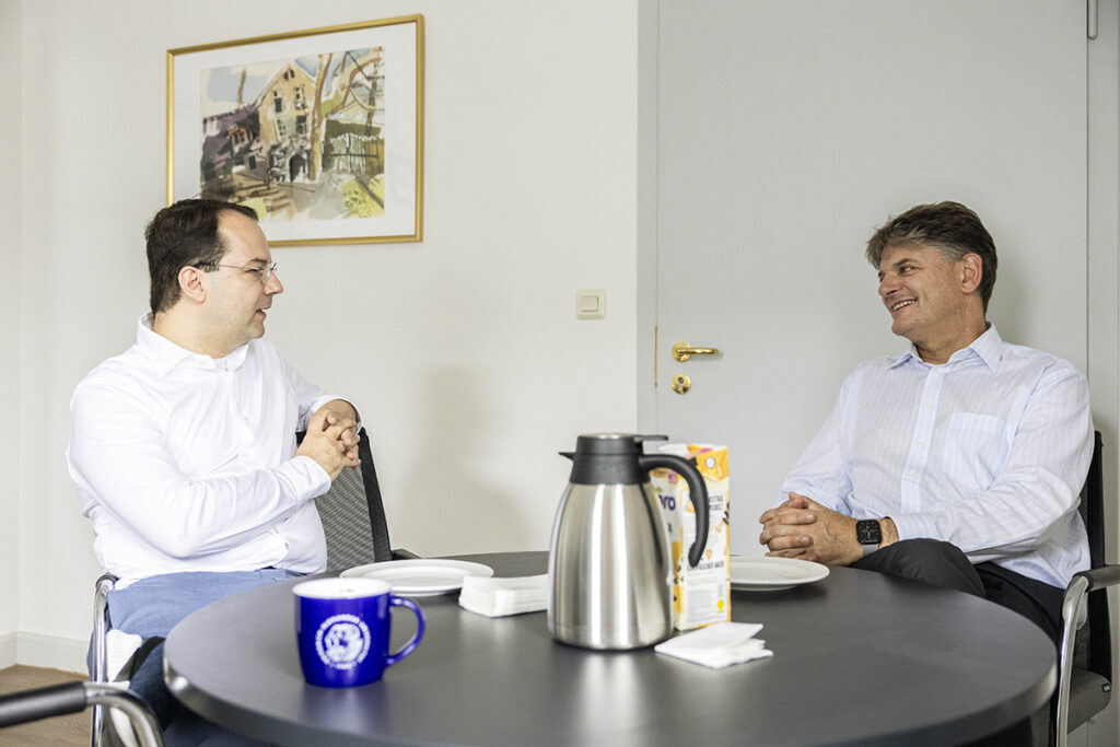 Dominik Müller und FAU Präsident Hornegger im Gespräch. 