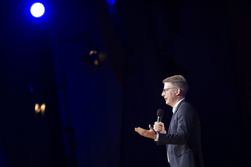 Markus Blume hält eine Rede.