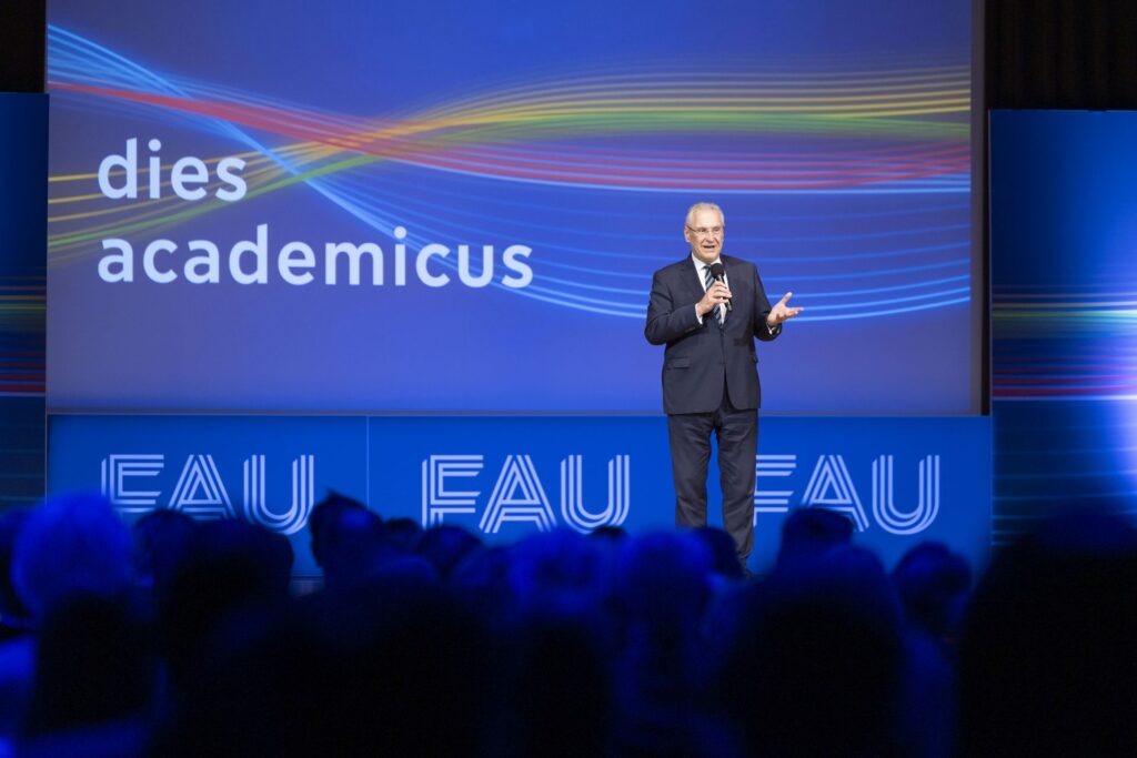 Joachim Herrmann hält eine Rede.