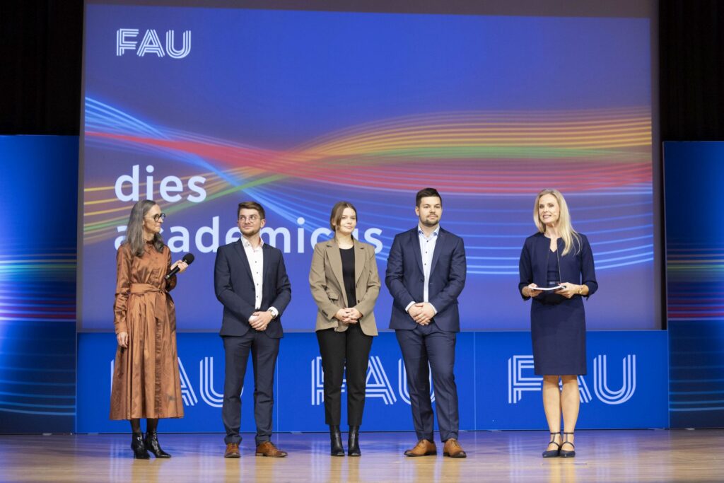 Preisübergabe an Udo Andraschke und sein Team.