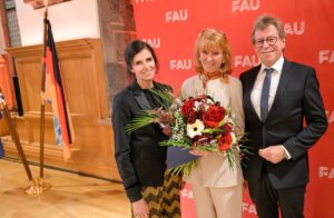 Margit Osterloh mit einem Blumenstrauß bei der Verleihung der Ehrendoktorwürde