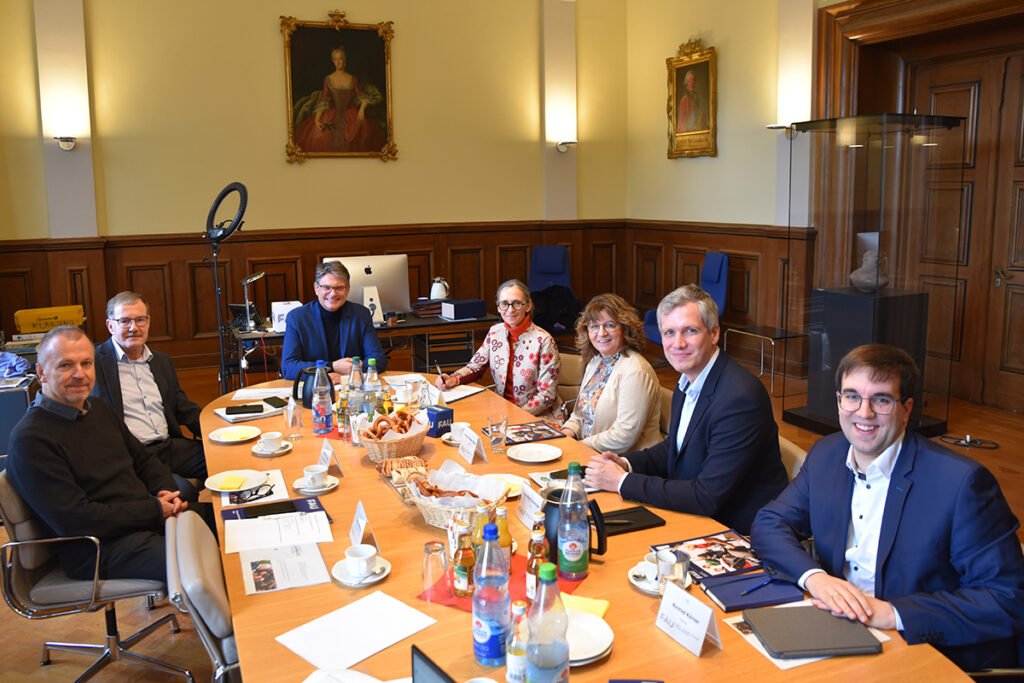 Teilnehmende des Rundgesprächs im Amtszimmer des FAU-Präsidenten.