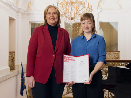 Bärbel Bas, Bundestagspräsidentin (l.), Dr. Silvia Weko, Zweitpreisträgerin Sozialwissenschaften (Bild: Patrick Pollmeier/Körber-Stiftung)