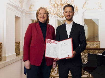 Bärbel Bas, Bundestagspräsidentin, Dr. Tobias Weitz, Zweitpreisträger Natur- und Technikwissenschaften (r.). (Bild: Patrick Pollmeier/Körber-Stiftung)