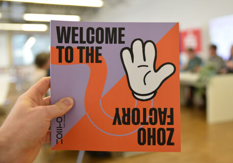 Schild mit der Aufschrift Welcome to the Zoho Factory