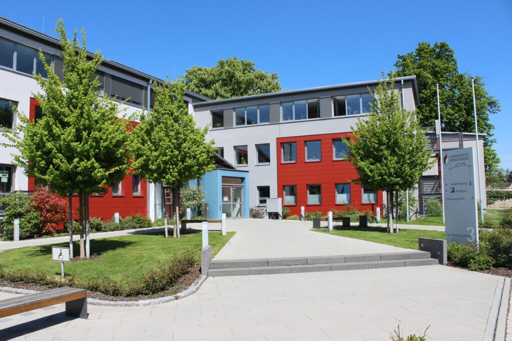 ein moderner und mehrfarbiger gebäude komplex. Aufgenommen im Sommer.